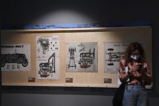 Выставка "Дом для машин. Бахметьевский и другие гаражи" в Москве