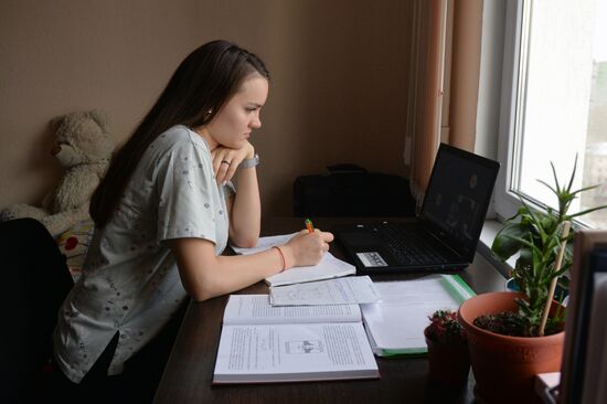 Уральский и Крымский федеральные университеты переходят на дистанционное обучение