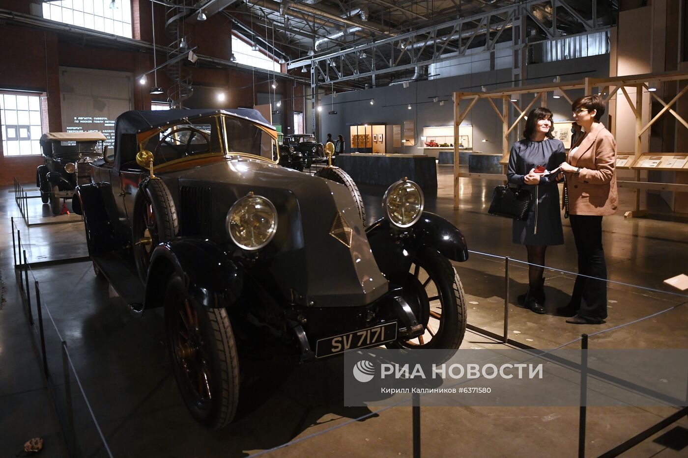 Выставка "Дом для машин. Бахметьевский и другие гаражи" в Москве