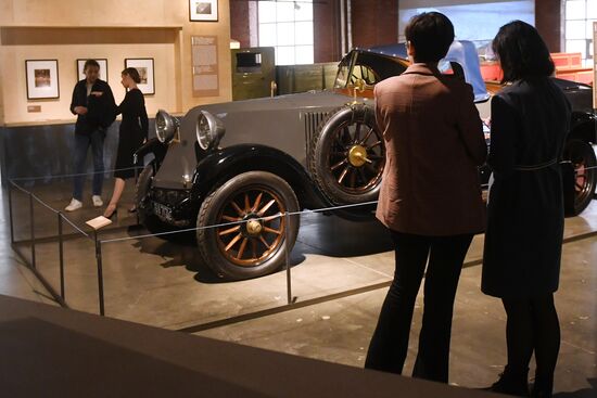 Выставка "Дом для машин. Бахметьевский и другие гаражи" в Москве