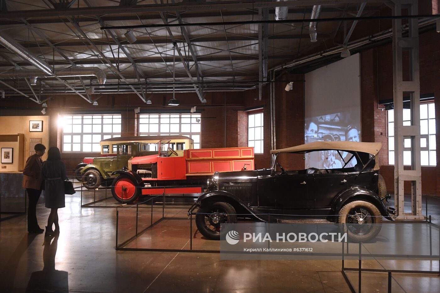 Выставка "Дом для машин. Бахметьевский и другие гаражи" в Москве