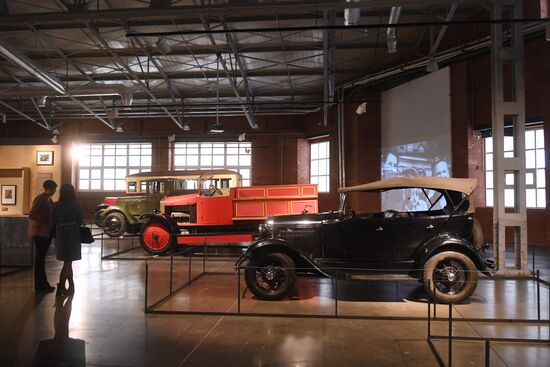Выставка "Дом для машин. Бахметьевский и другие гаражи" в Москве