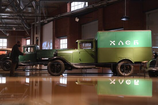 Выставка "Дом для машин. Бахметьевский и другие гаражи" в Москве