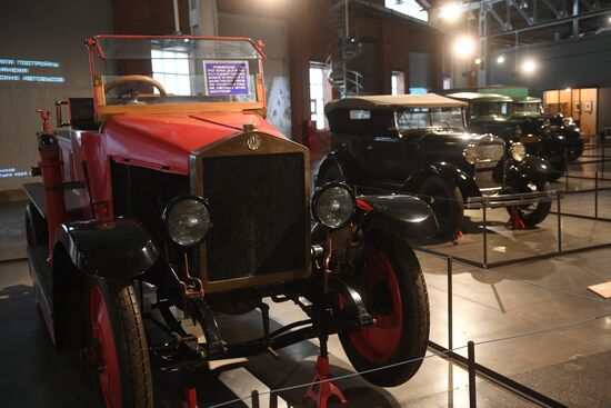 Выставка "Дом для машин. Бахметьевский и другие гаражи" в Москве