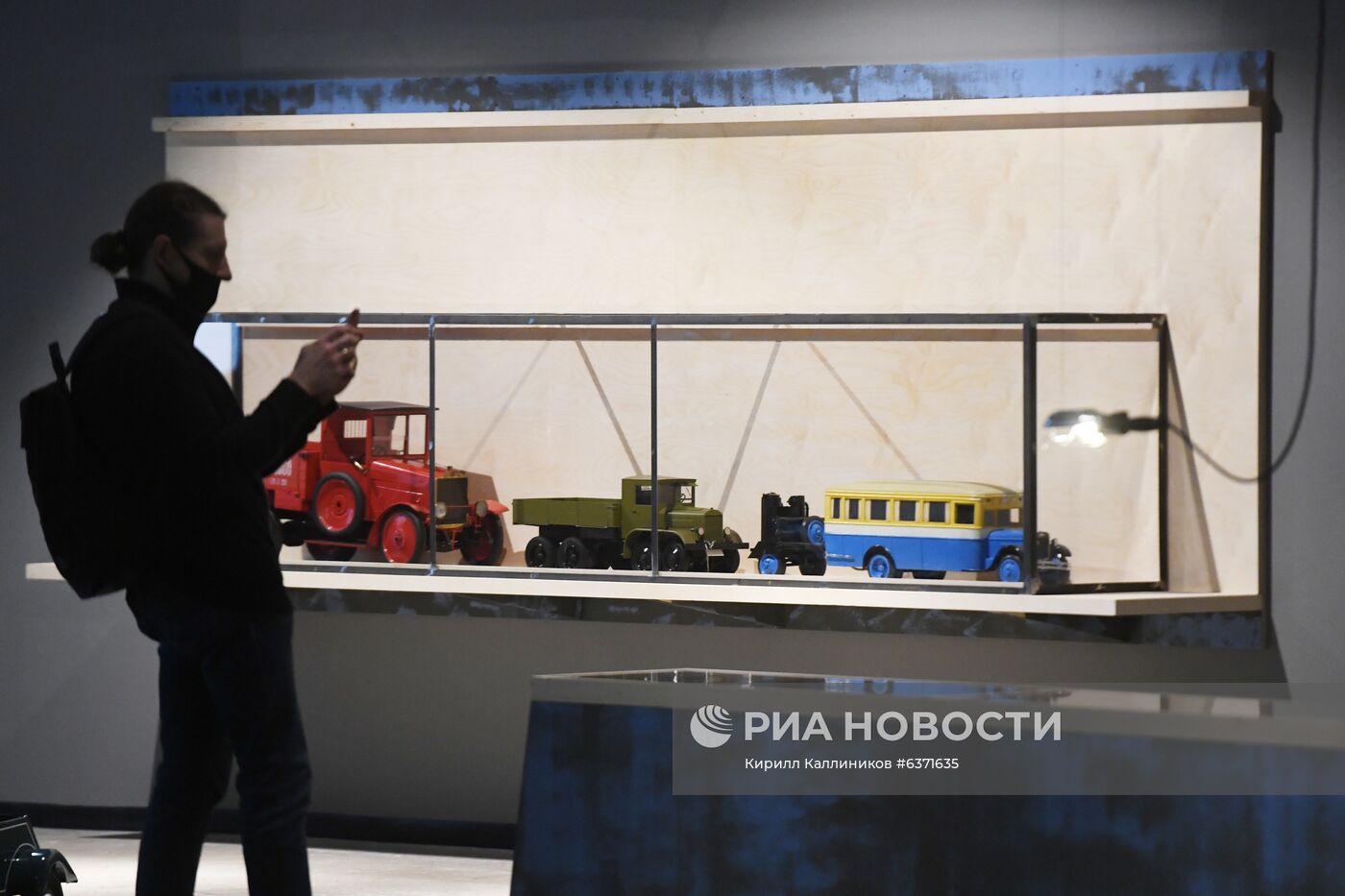 Выставка "Дом для машин. Бахметьевский и другие гаражи" в Москве