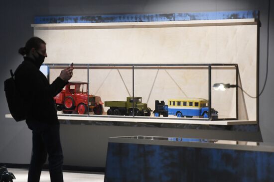 Выставка "Дом для машин. Бахметьевский и другие гаражи" в Москве