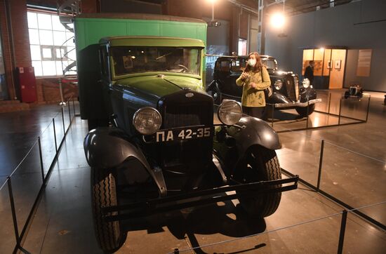 Выставка "Дом для машин. Бахметьевский и другие гаражи" в Москве