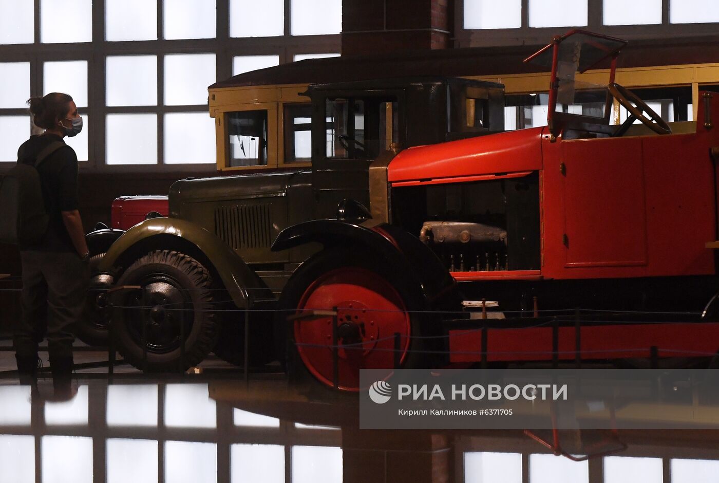 Выставка "Дом для машин. Бахметьевский и другие гаражи" в Москве