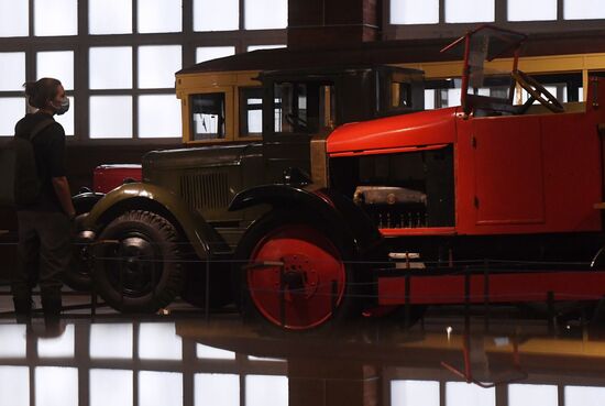 Выставка "Дом для машин. Бахметьевский и другие гаражи" в Москве