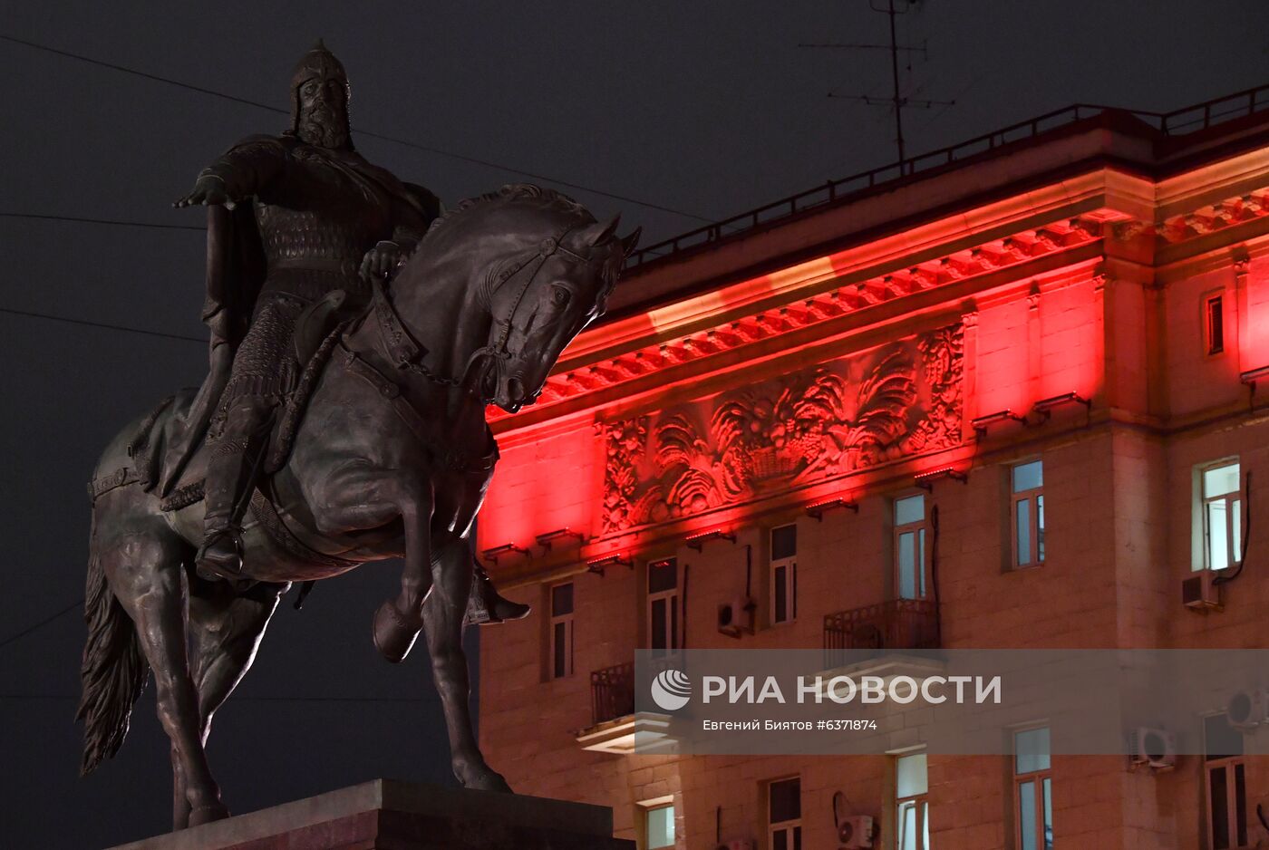 Подсветка зданий в честь Дня борьбы с инсультом