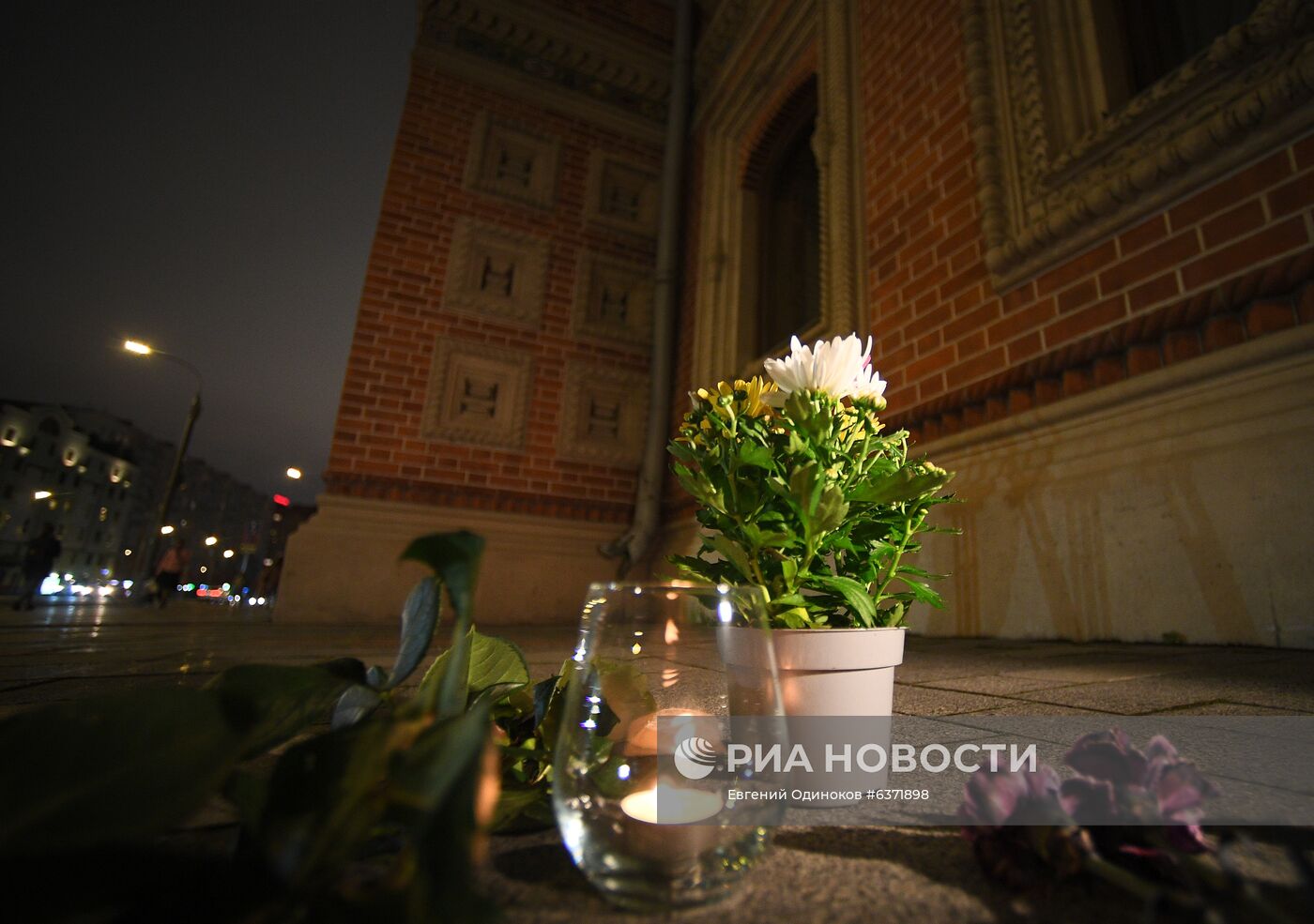 Цветы в память о погибших в Ницце у посольства Франции в Москве