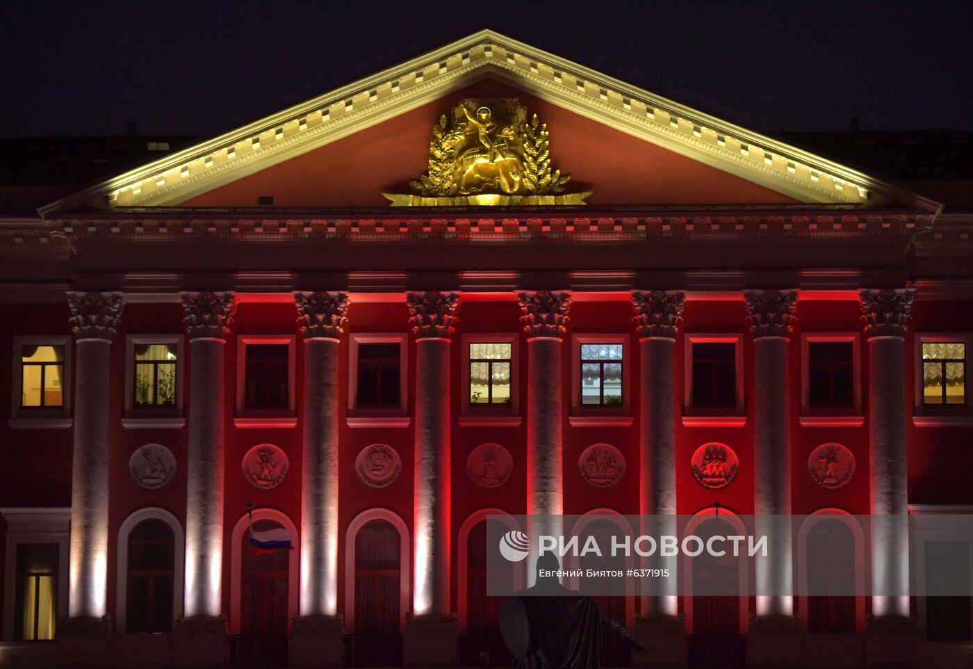 Подсветка зданий в честь Дня борьбы с инсультом