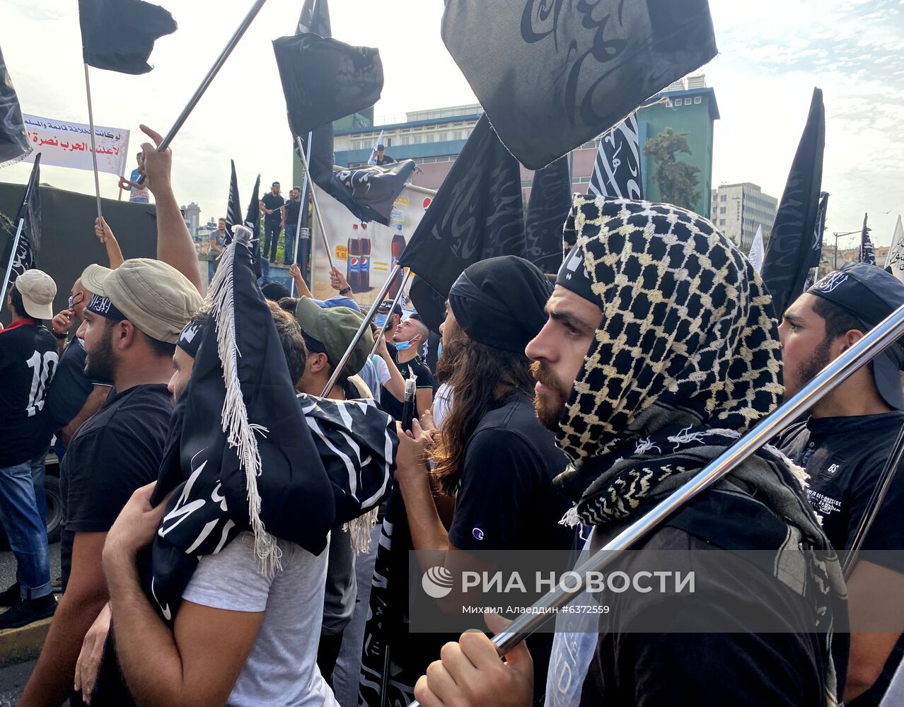 Демонстрация близ посольства Франции в Бейруте против позиции Макрона по публикациям карикатур на пророка Мохаммада