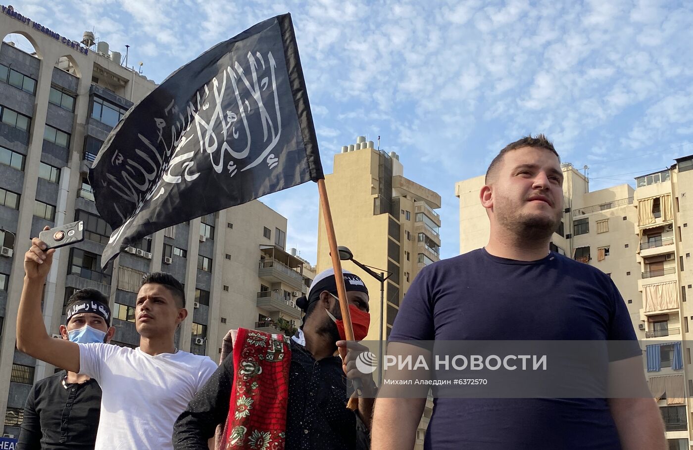 Демонстрация близ посольства Франции в Бейруте против позиции Макрона по публикациям карикатур на пророка Мохаммада