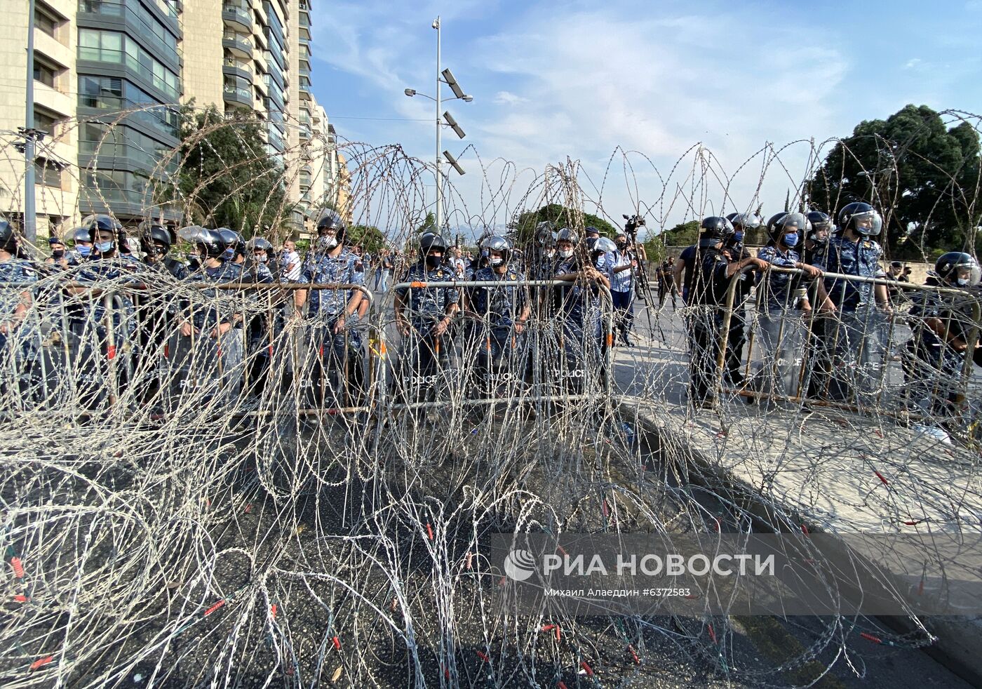 Демонстрация близ посольства Франции в Бейруте против позиции Макрона по публикациям карикатур на пророка Мохаммада