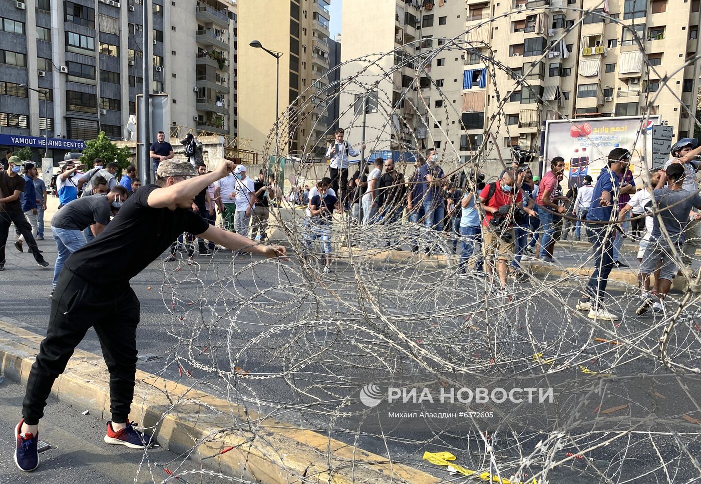 Демонстрация близ посольства Франции в Бейруте против позиции Макрона по публикациям карикатур на пророка Мохаммада