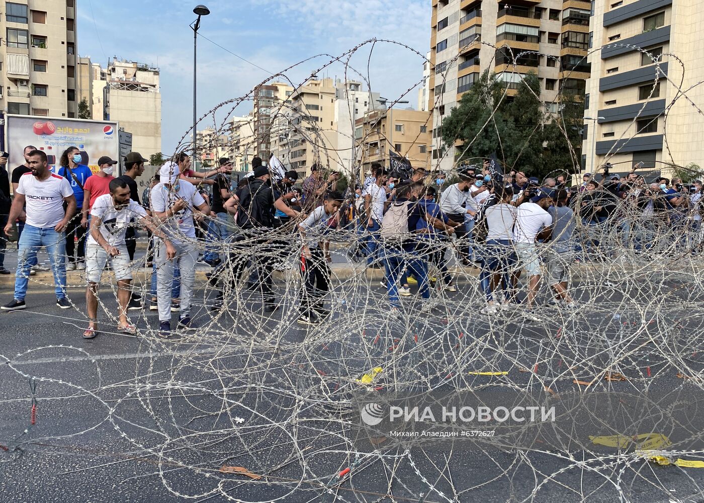 Демонстрация близ посольства Франции в Бейруте против позиции Макрона по публикациям карикатур на пророка Мохаммада