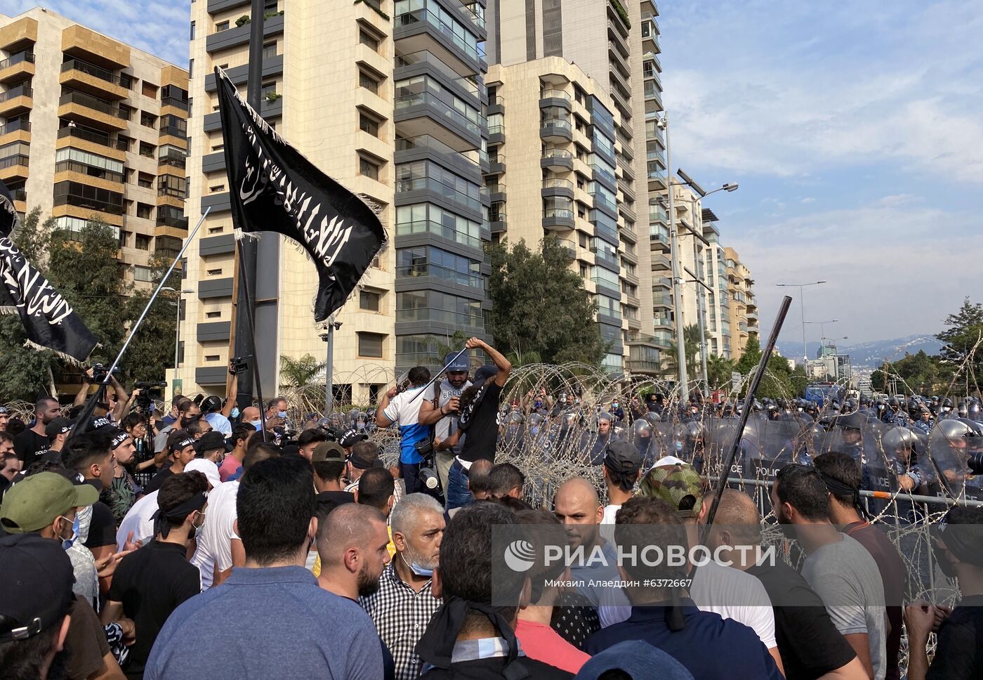 Демонстрация близ посольства Франции в Бейруте против позиции Макрона по публикациям карикатур на пророка Мохаммада