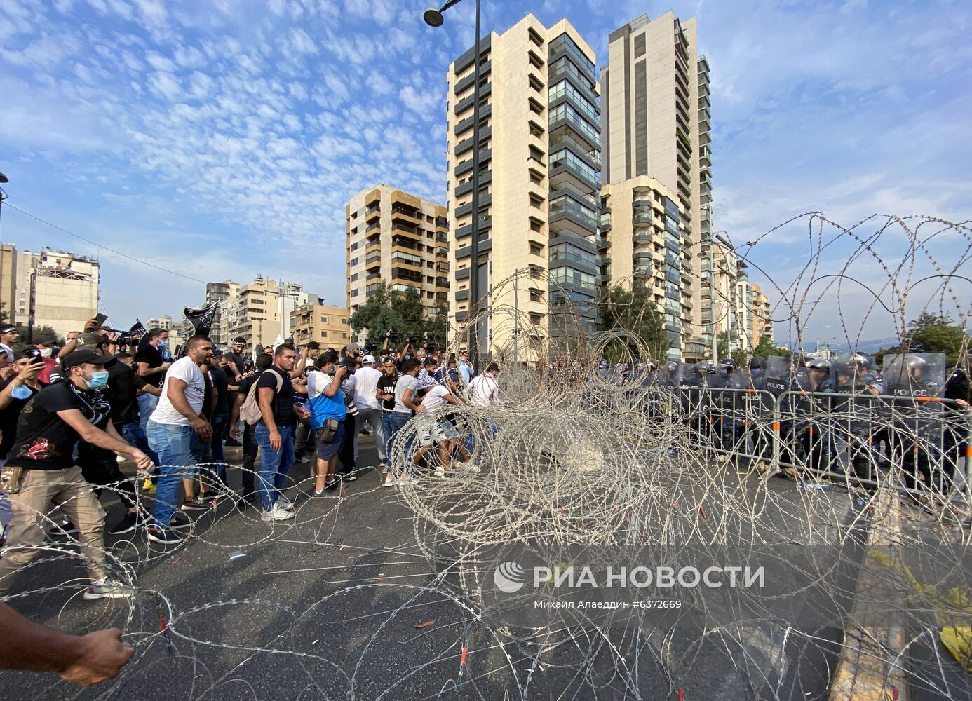 Демонстрация близ посольства Франции в Бейруте против позиции Макрона по публикациям карикатур на пророка Мохаммада