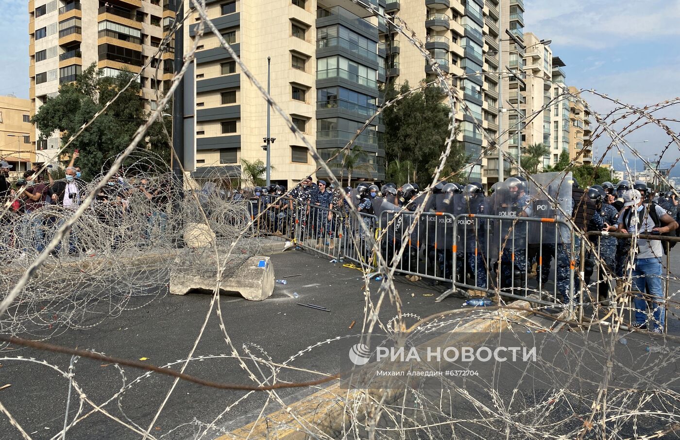 Демонстрация близ посольства Франции в Бейруте против позиции Макрона по публикациям карикатур на пророка Мохаммада