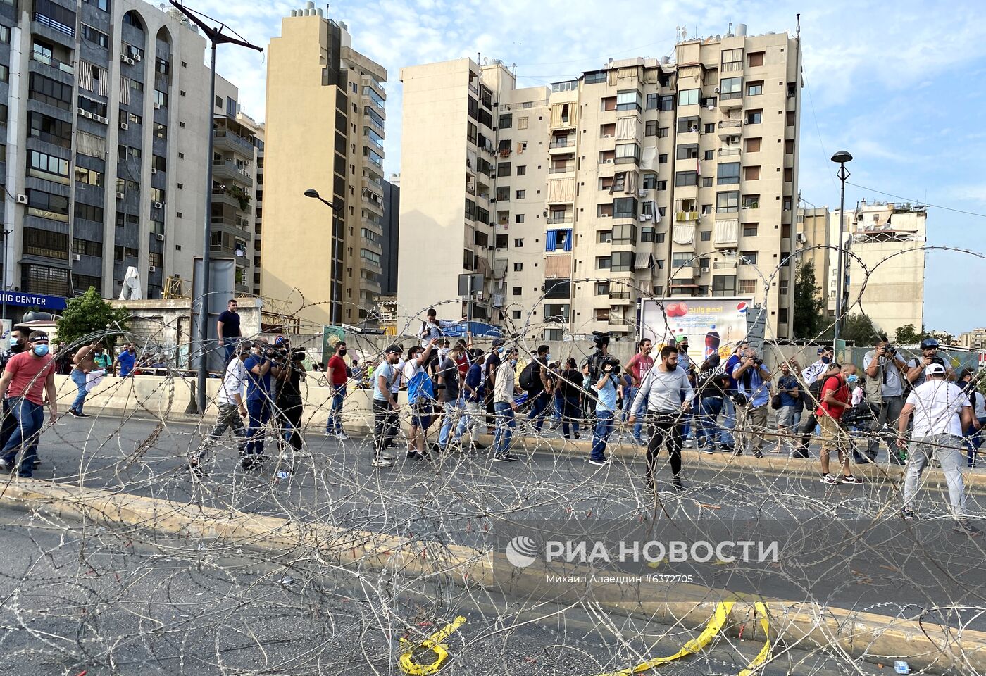 Демонстрация близ посольства Франции в Бейруте против позиции Макрона по публикациям карикатур на пророка Мохаммада