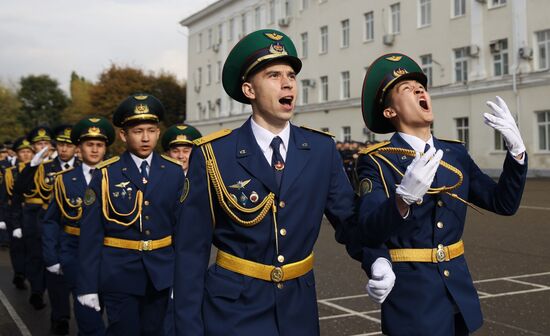Курсанты краснодарского летного училища. Военное летное училище в краснодаре. Курсант квваул парадная форма. Краснодарское высшее военное авиационное училище курсанты. Курсанты краснодарского летного училища.