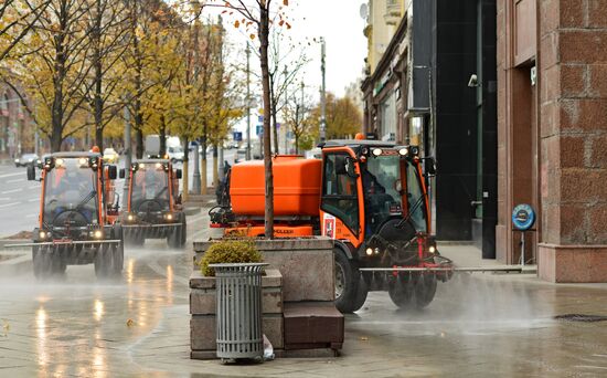 Промывка дорог и тротуаров концентрированным моющим средством в рамках подготовки к зиме