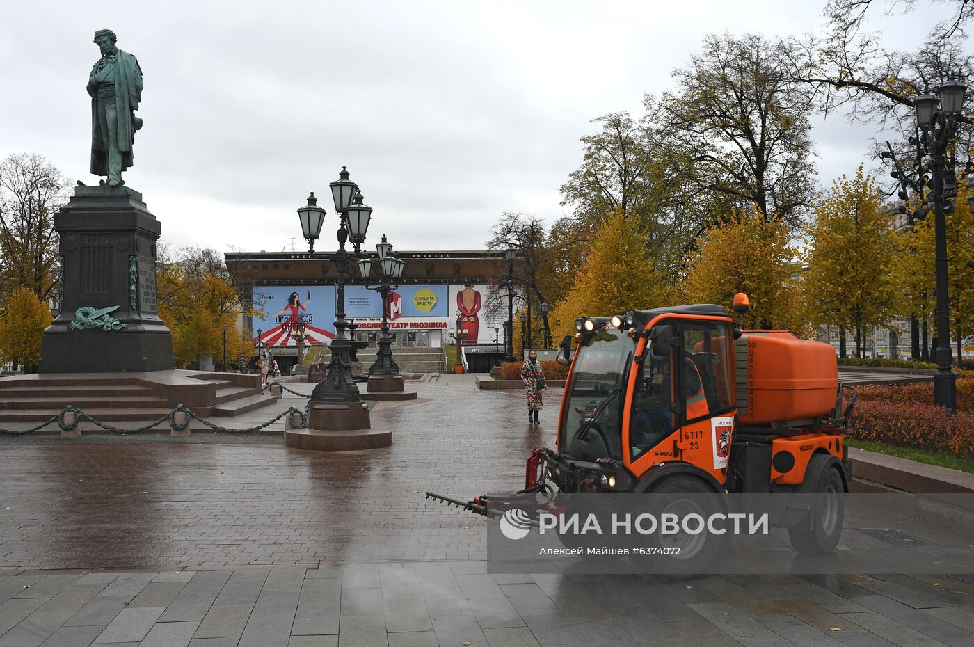 Промывка дорог и тротуаров концентрированным моющим средством в рамках подготовки к зиме