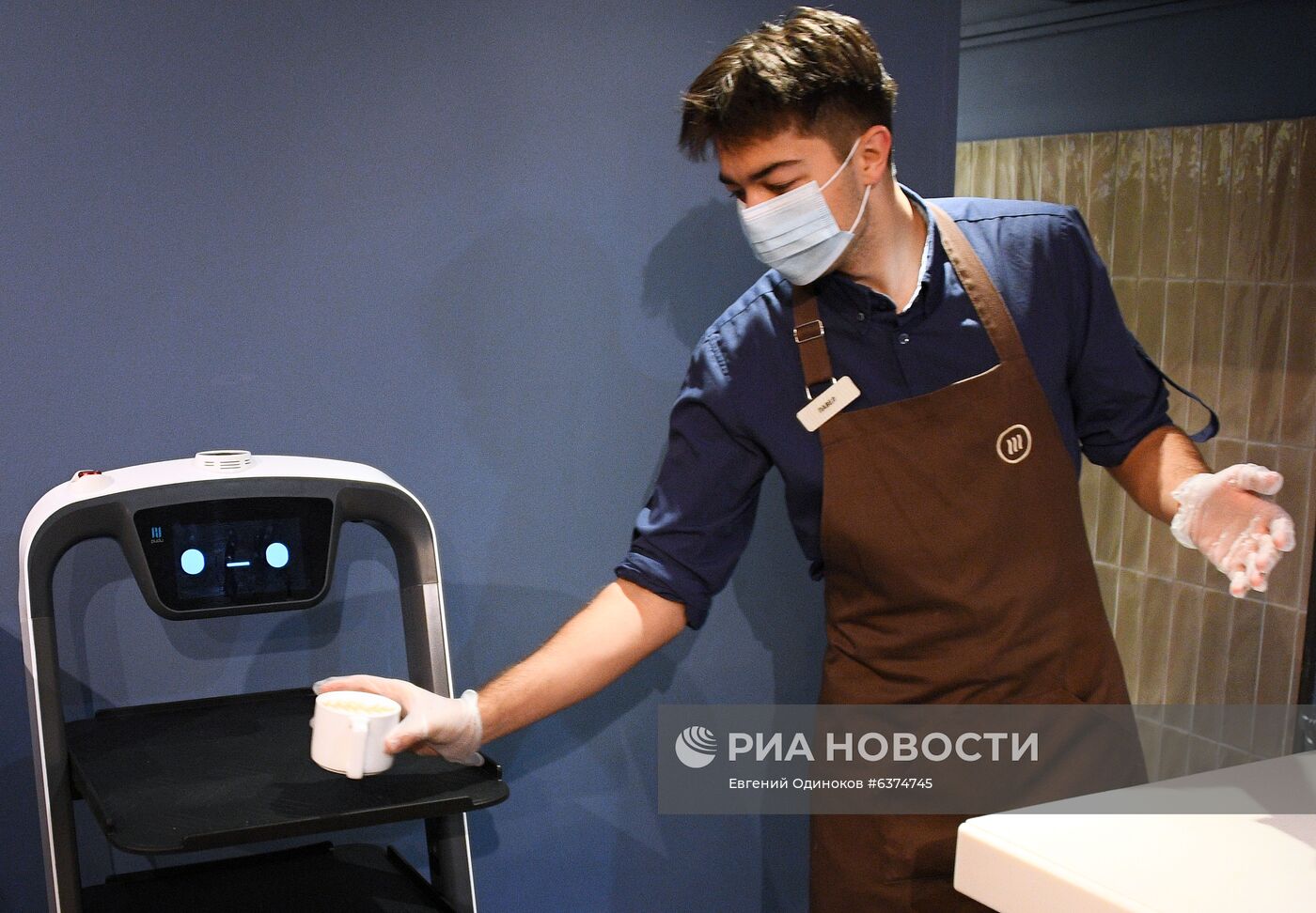 Роботы-официанты в кофейнях сети "Шоколадница"