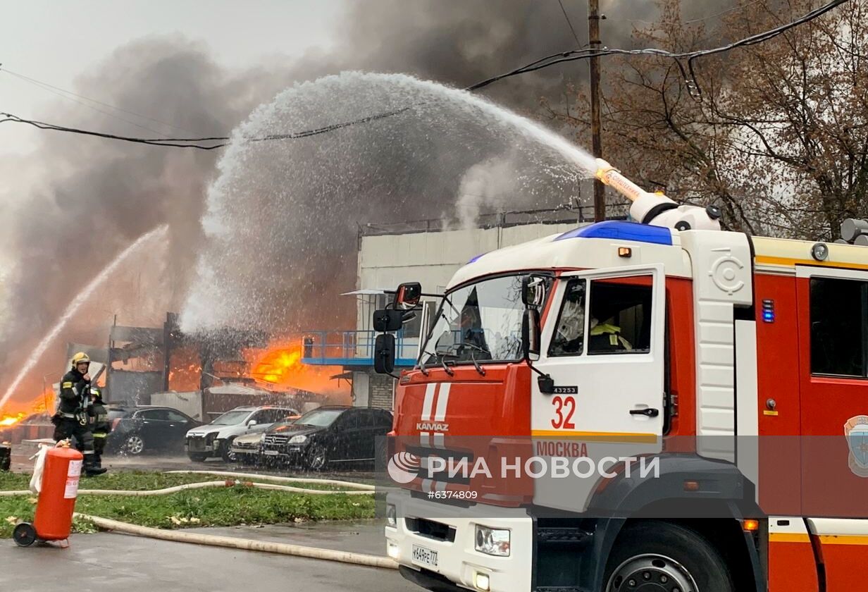 Склад с газовыми баллонами загорелся в Москве