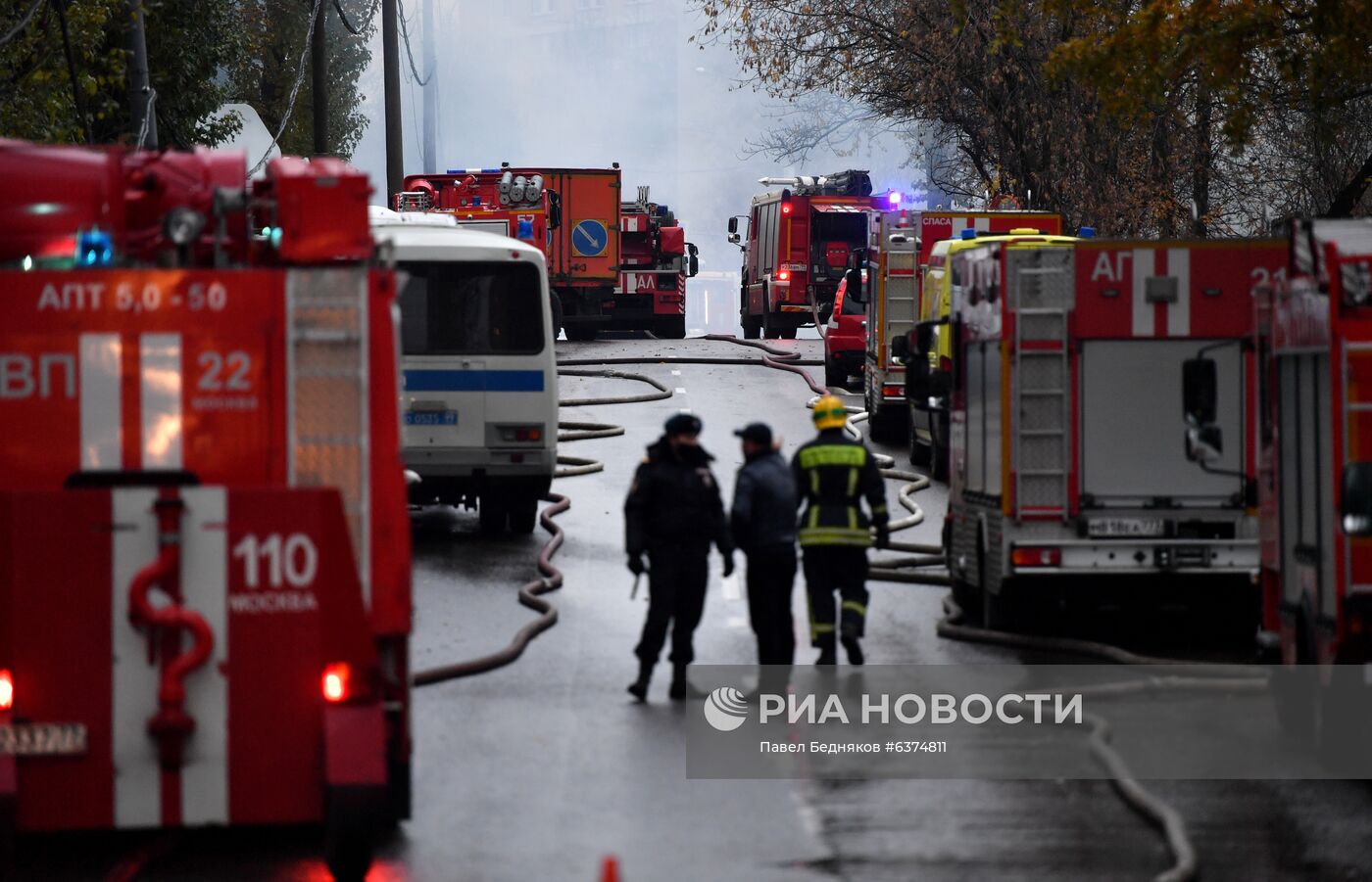 Склад с газовыми баллонами загорелся в Москве