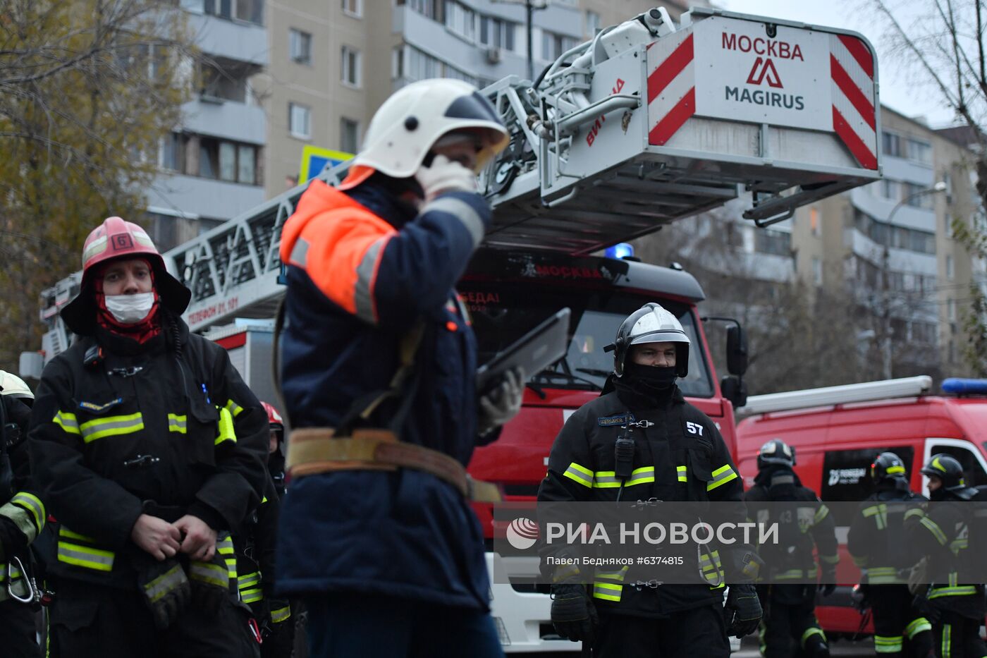 Склад с газовыми баллонами загорелся в Москве