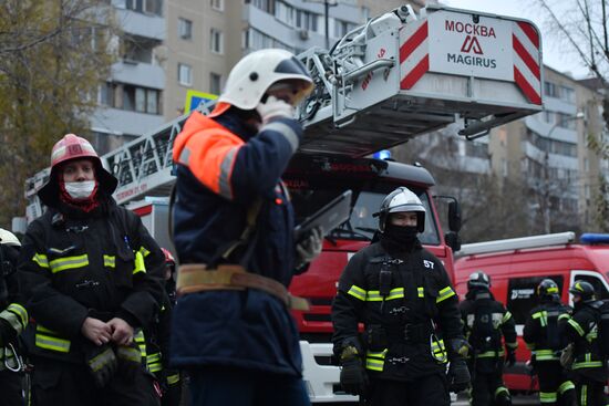 Склад с газовыми баллонами загорелся в Москве