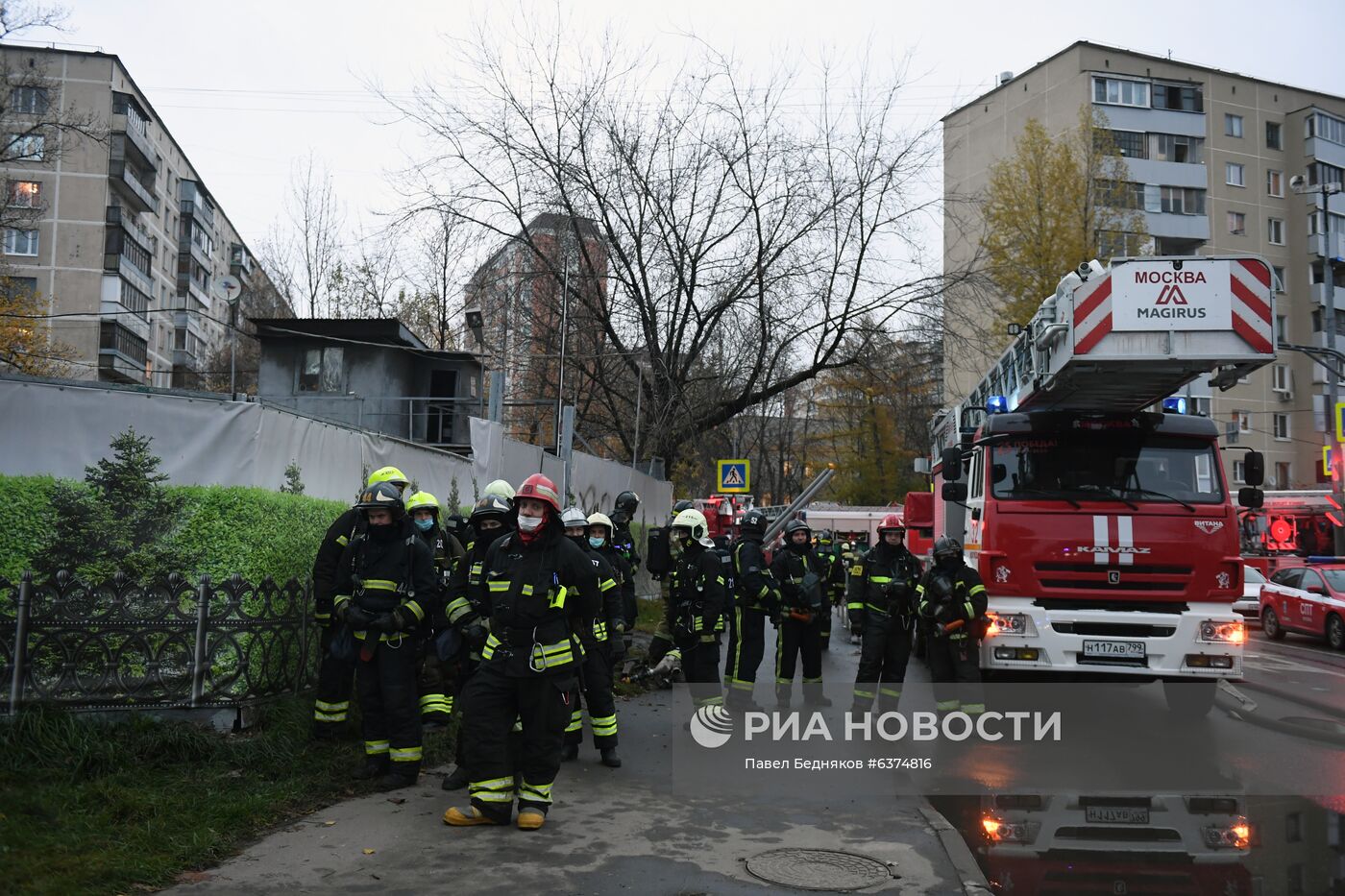 Склад с газовыми баллонами загорелся в Москве