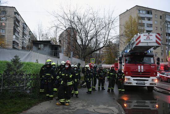 Склад с газовыми баллонами загорелся в Москве