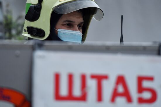 Склад с газовыми баллонами загорелся в Москве