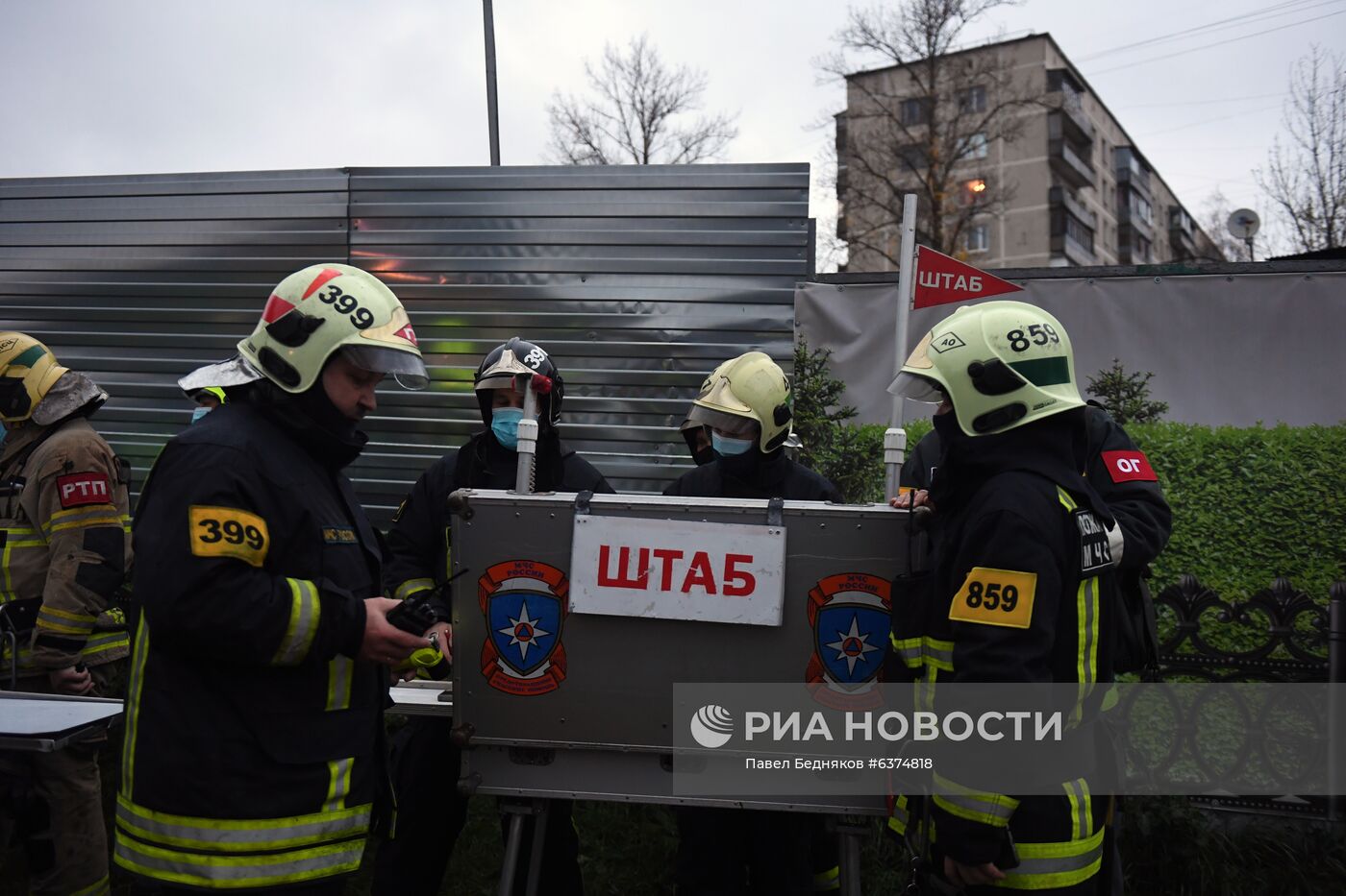 Склад с газовыми баллонами загорелся в Москве