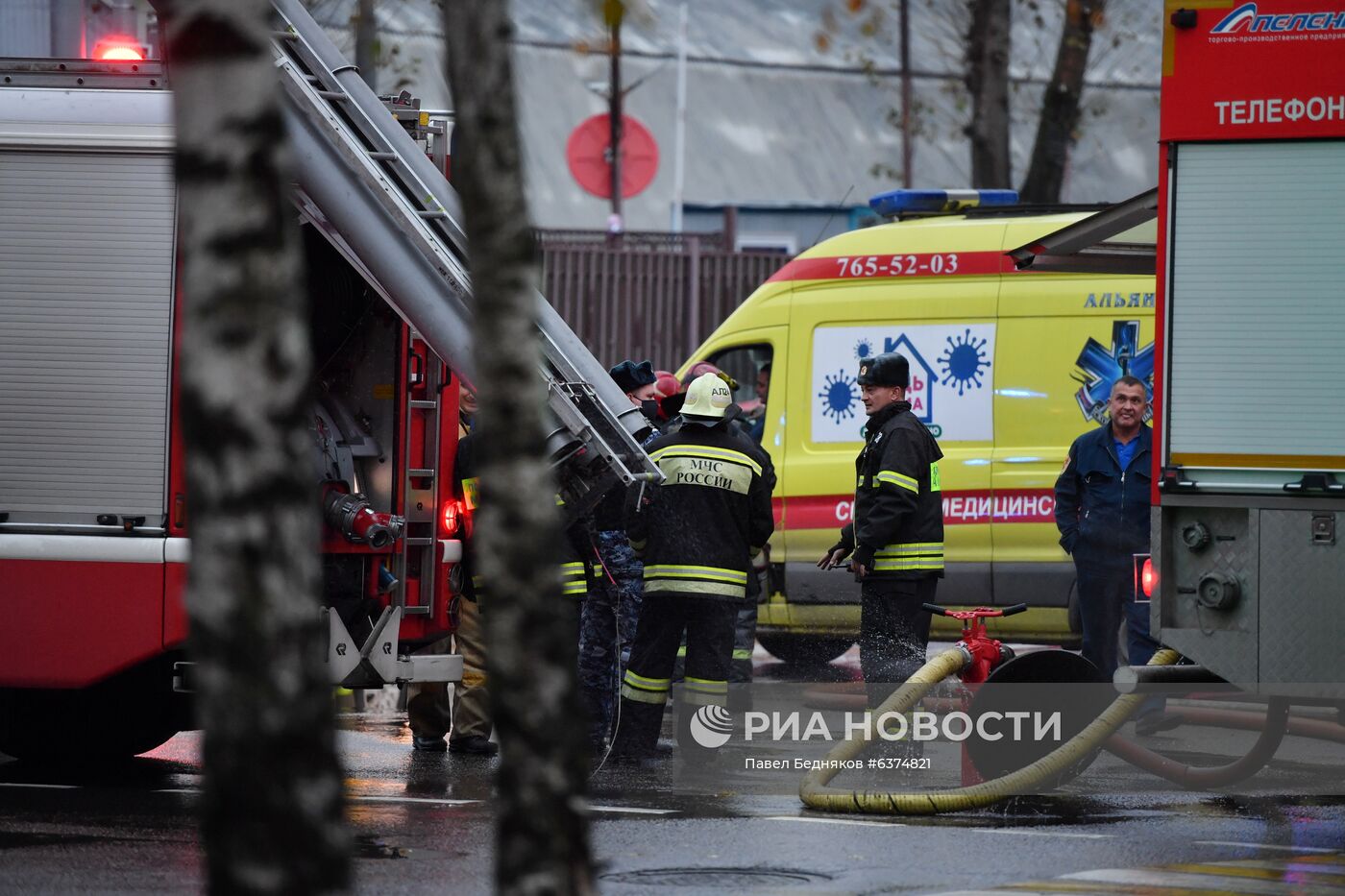 Склад с газовыми баллонами загорелся в Москве