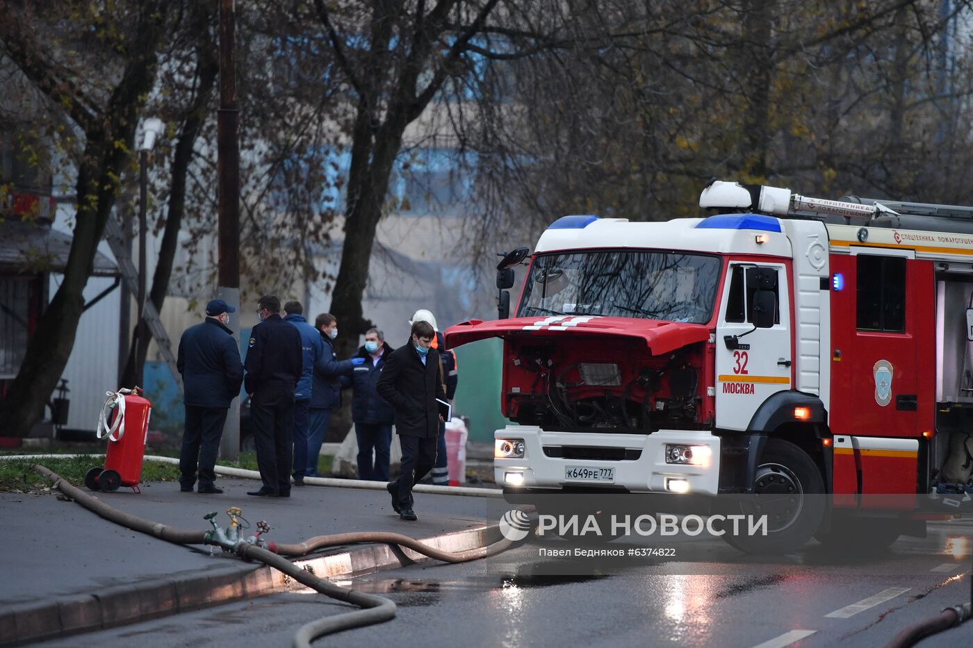 Склад с газовыми баллонами загорелся в Москве