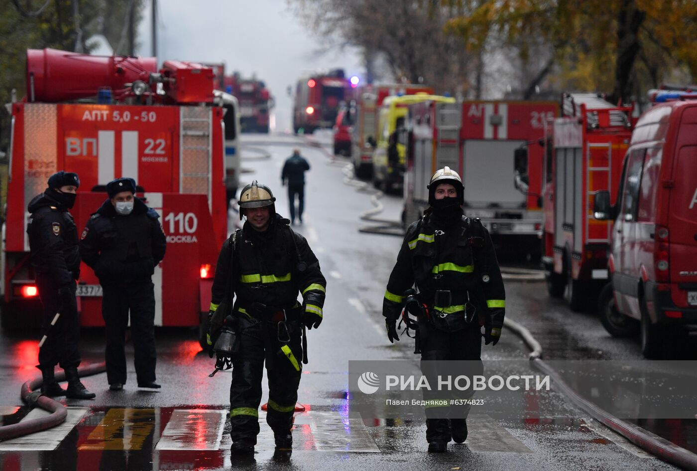 Склад с газовыми баллонами загорелся в Москве