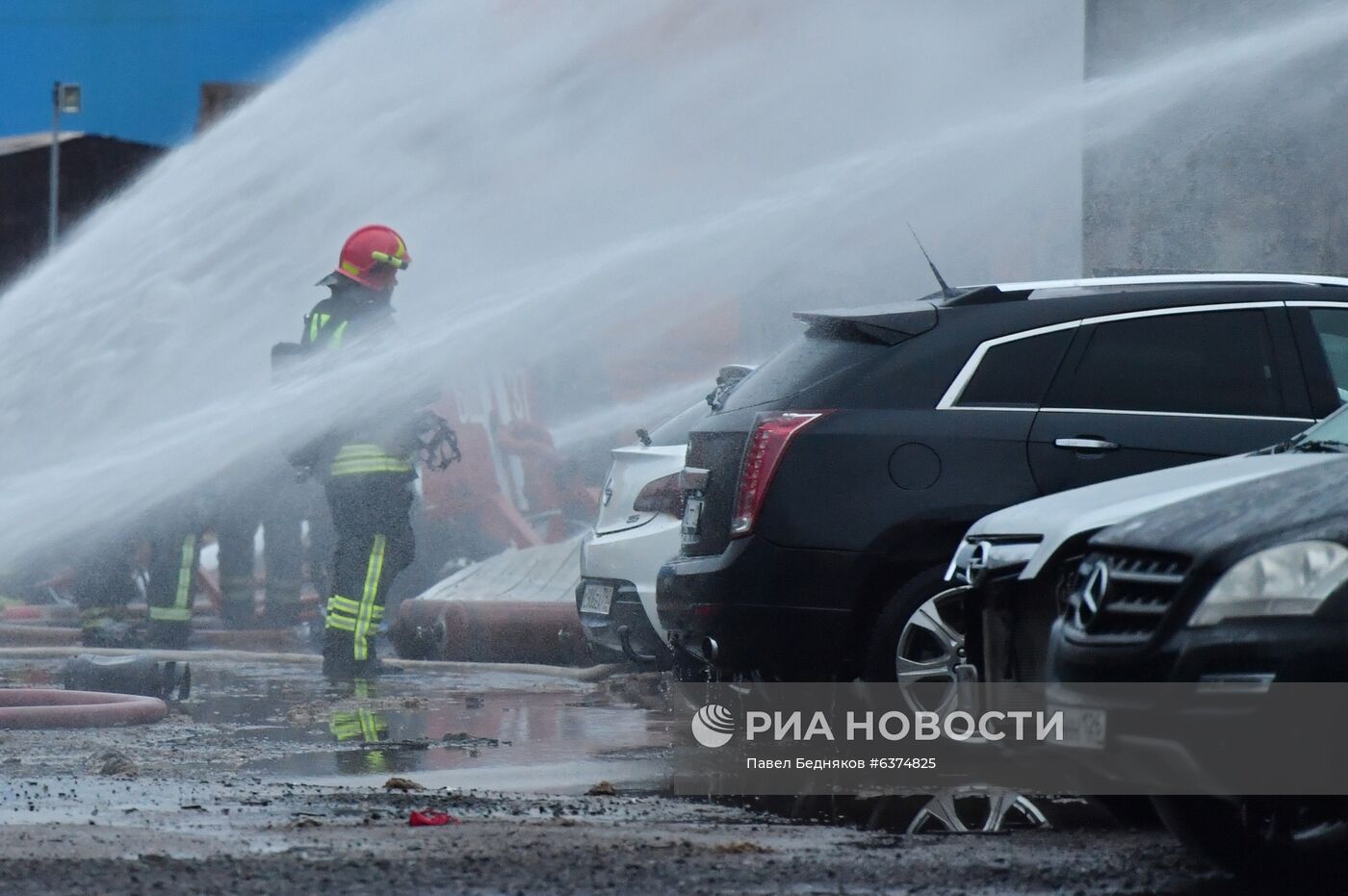 Склад с газовыми баллонами загорелся в Москве