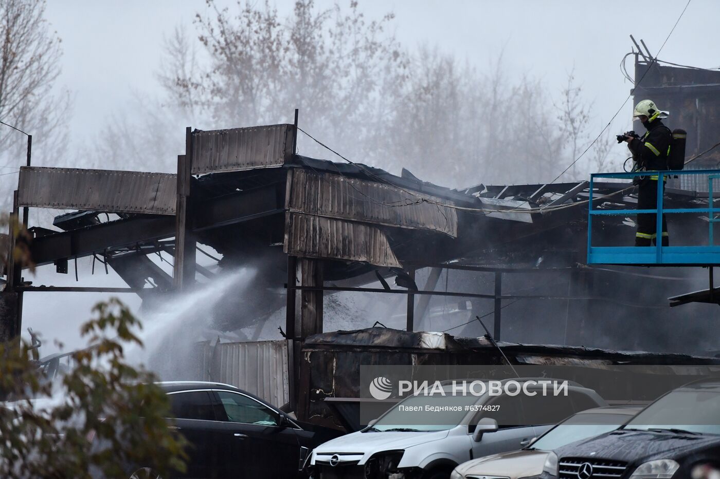 Склад с газовыми баллонами загорелся в Москве