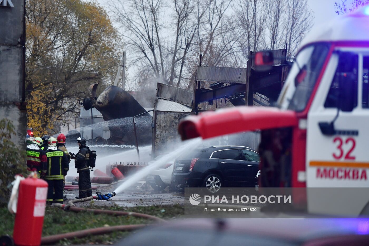 Склад с газовыми баллонами загорелся в Москве