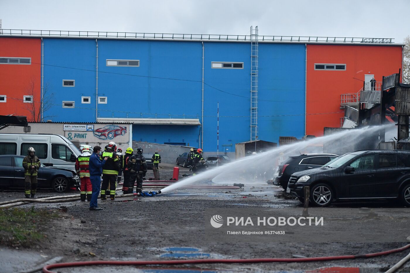 Склад с газовыми баллонами загорелся в Москве