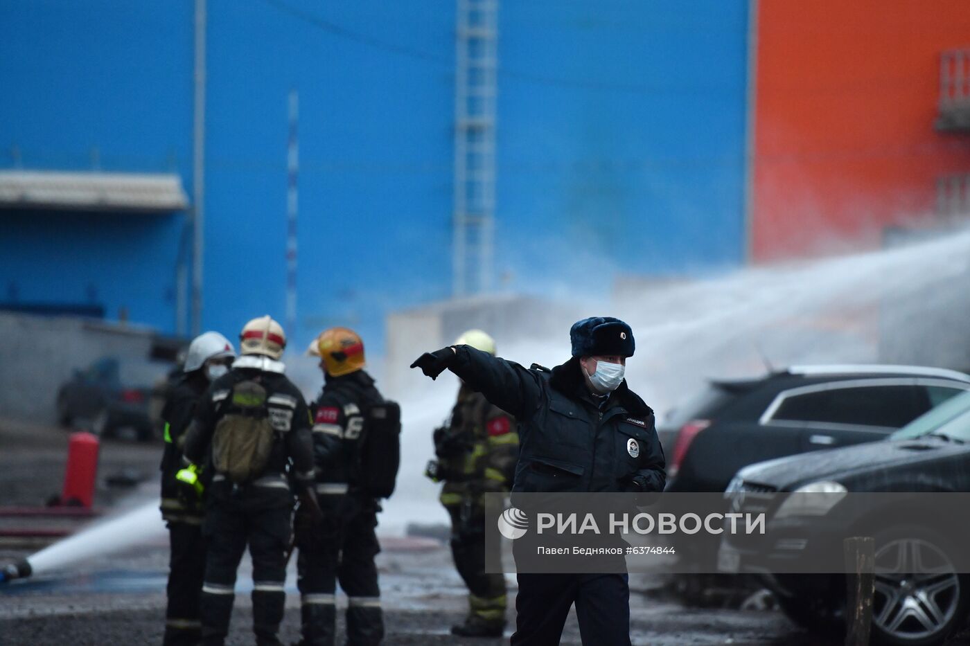 Склад с газовыми баллонами загорелся в Москве