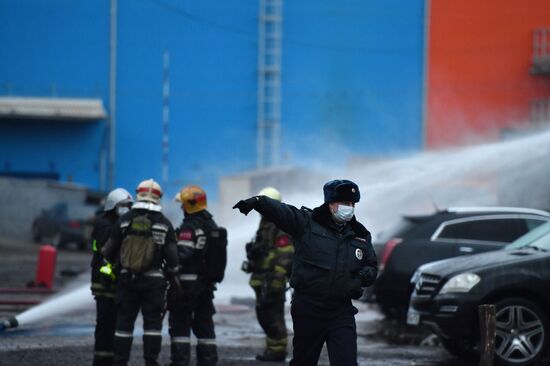 Склад с газовыми баллонами загорелся в Москве