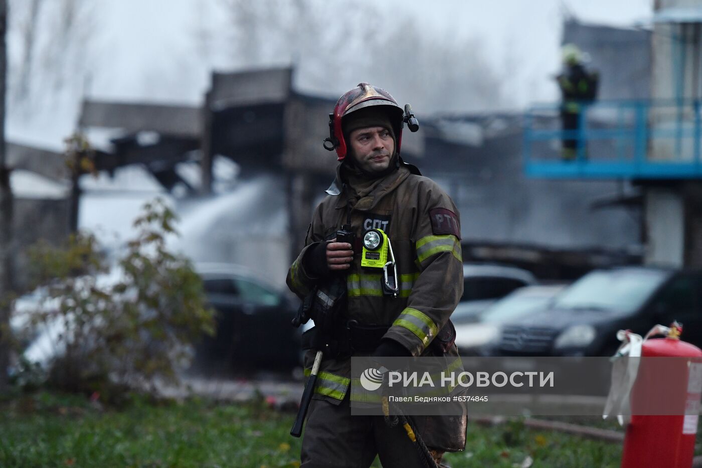 Склад с газовыми баллонами загорелся в Москве