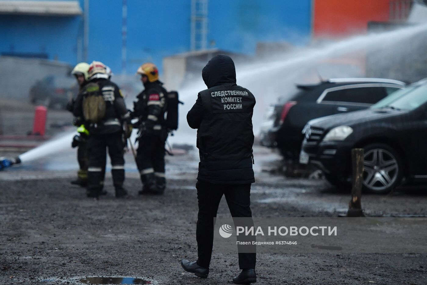 Склад с газовыми баллонами загорелся в Москве