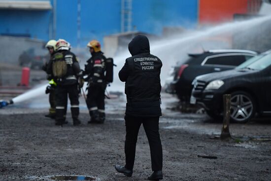 Склад с газовыми баллонами загорелся в Москве