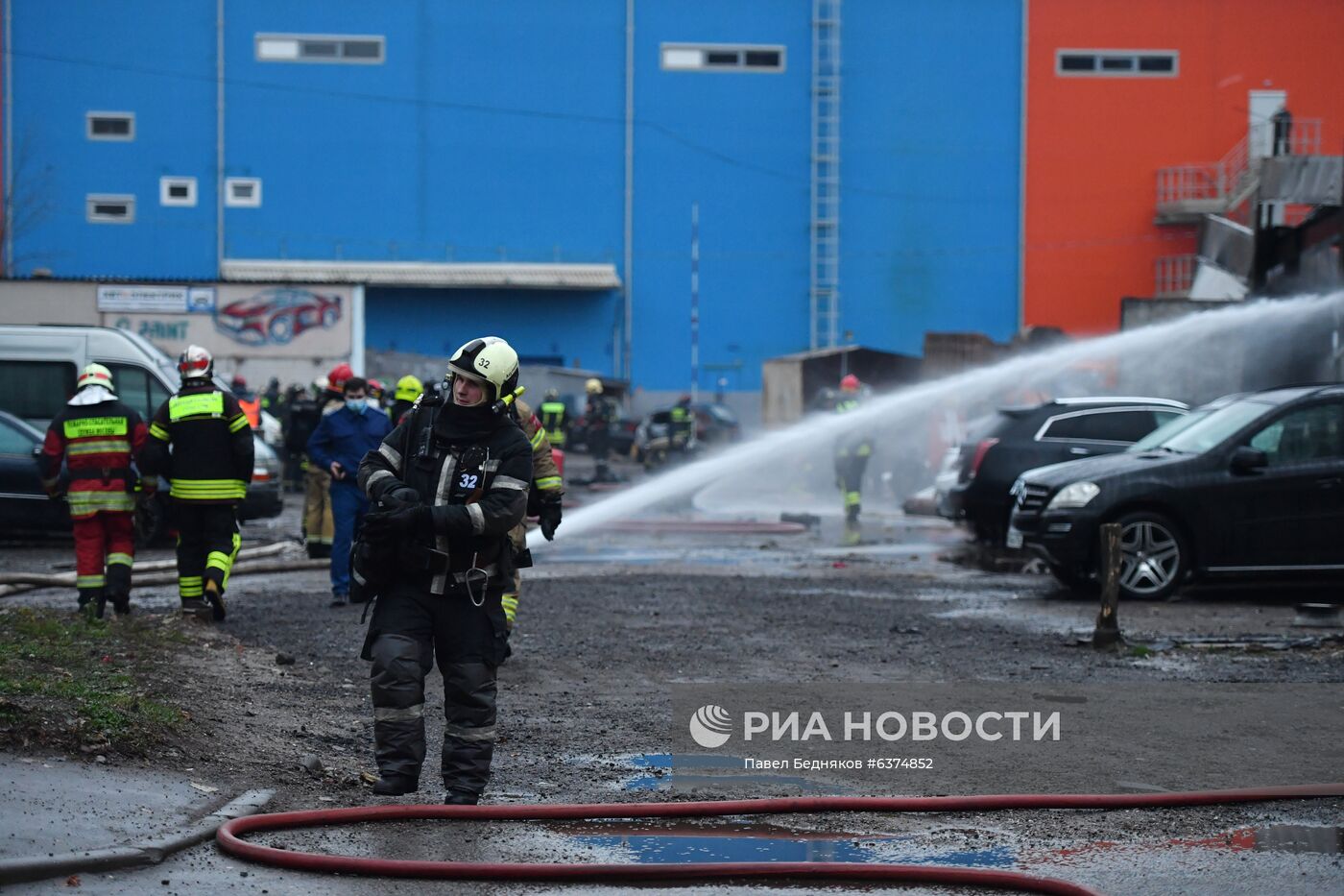 Склад с газовыми баллонами загорелся в Москве